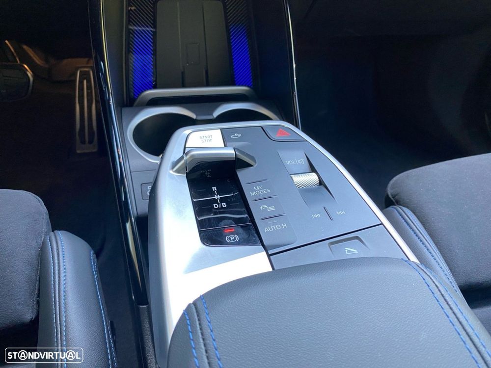 BMW iX2 eDrive20 Pack Desportivo M - 12