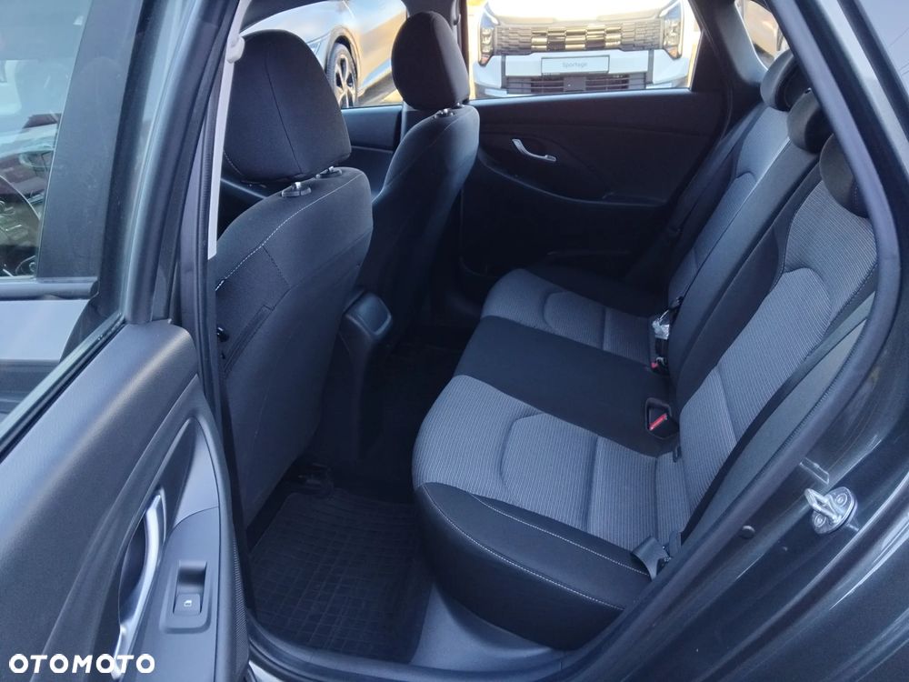 Hyundai i30 1.5 DPI Classic + - 21