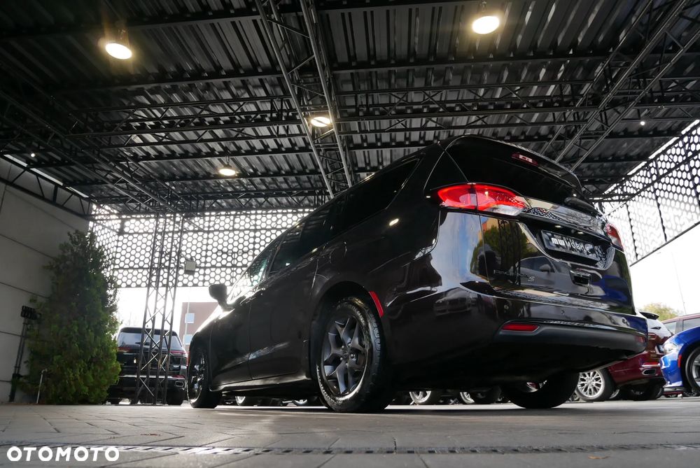 Chrysler Pacifica - 39