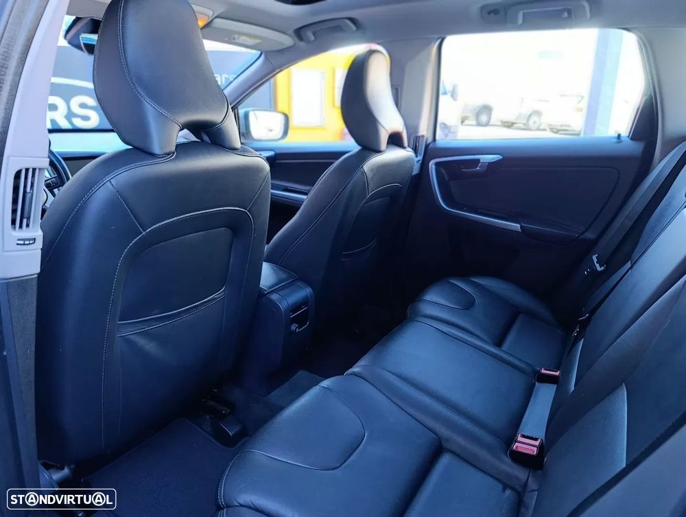 Volvo XC 60 2.0 D4 Momentum Geartronic - 17