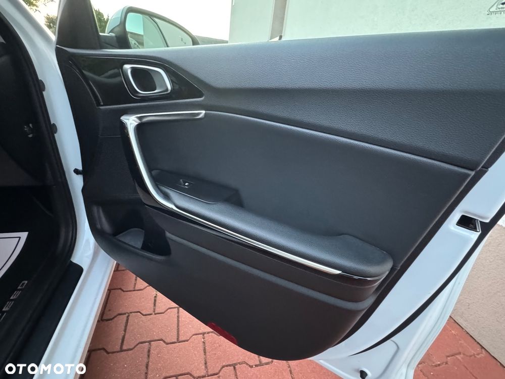 Kia Ceed - 32