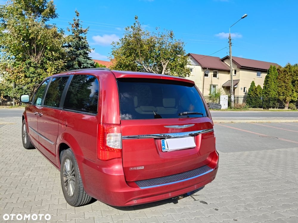 Chrysler Town & Country - 7