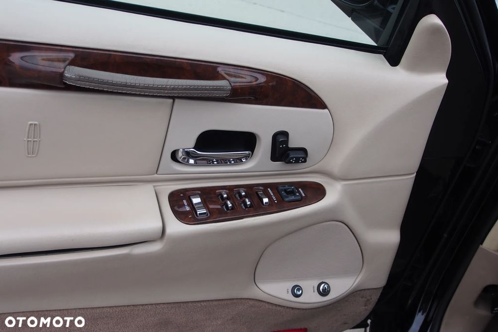Lincoln Town Car - 13