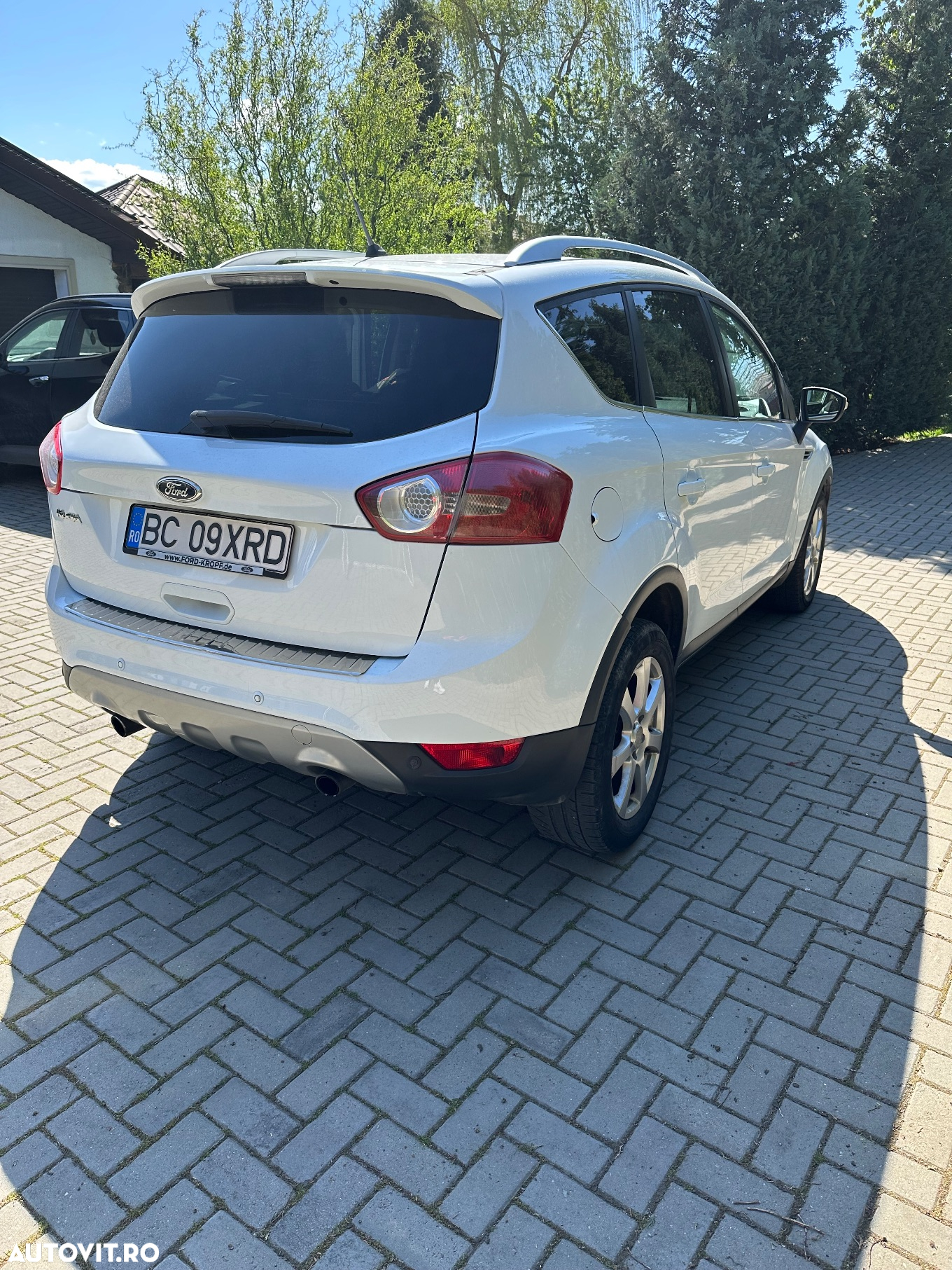 Ford Kuga 2.0 TDCi 2x4 Titanium - 3
