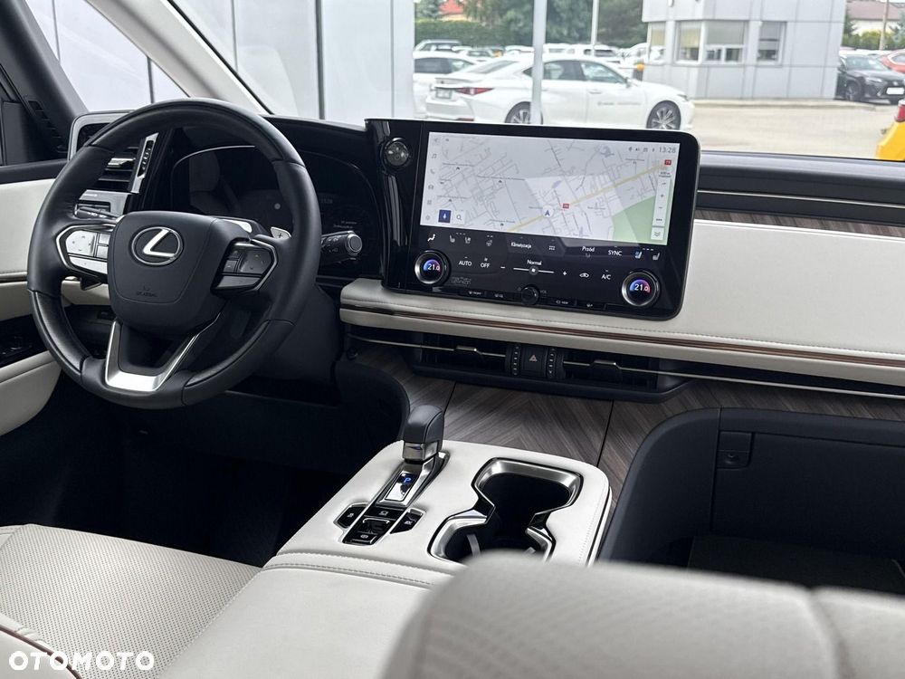 Lexus LM - 22