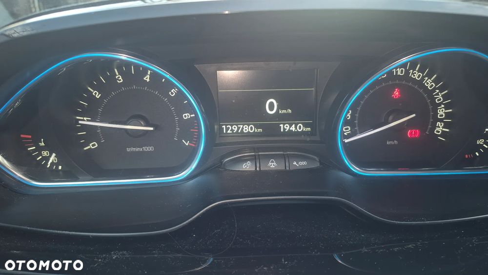 Peugeot 2008 1.2 Pure Tech GPF Signature S&S - 14