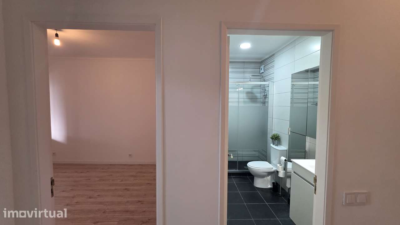 T2 Remodelado Massamá Central com lindo quintal e grande Arrecadaçao - Grande imagem: 4/18