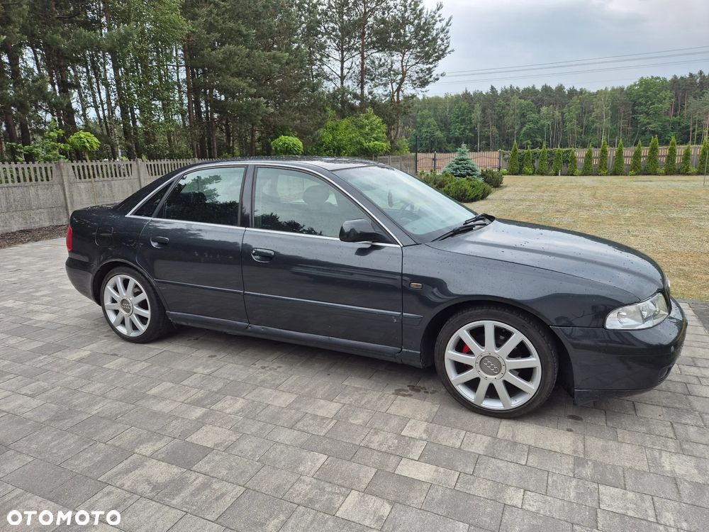 Audi A4 Limousine - 1