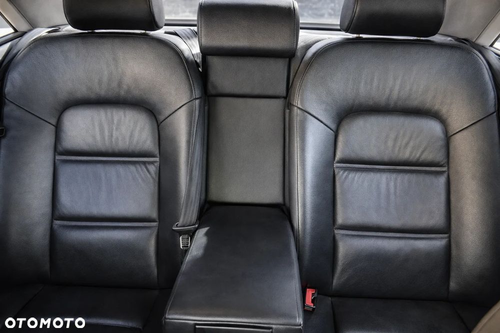 Audi A8 4.2 Quattro - 5