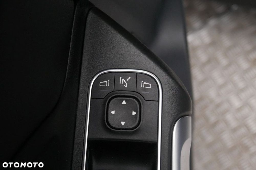 Mercedes-Benz GLB - 33