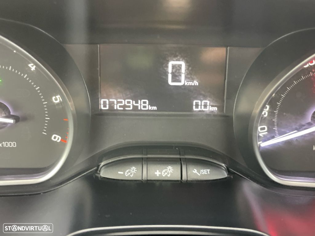 Peugeot 2008 1.5 BlueHDi Signature - 9
