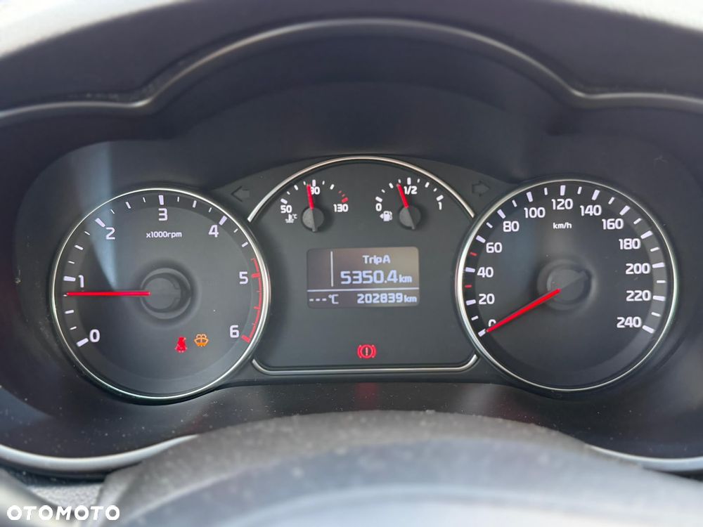 Kia Carens 1.7 CRDi M 7os EU6 - 28