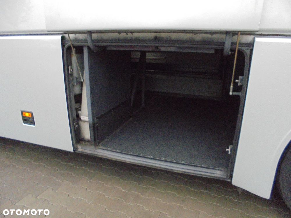 MAN R07 Lions Coach - 37