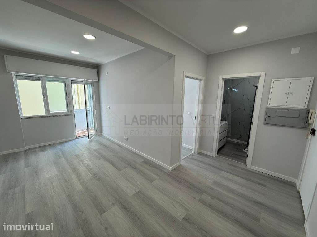 Vede-se T1 remodelado e com marquise, na Venteira - Amadora - Grande imagem: 4/9