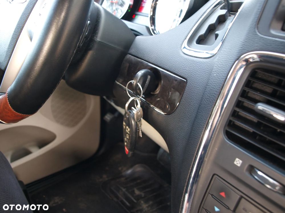 Chrysler Town & Country - 13