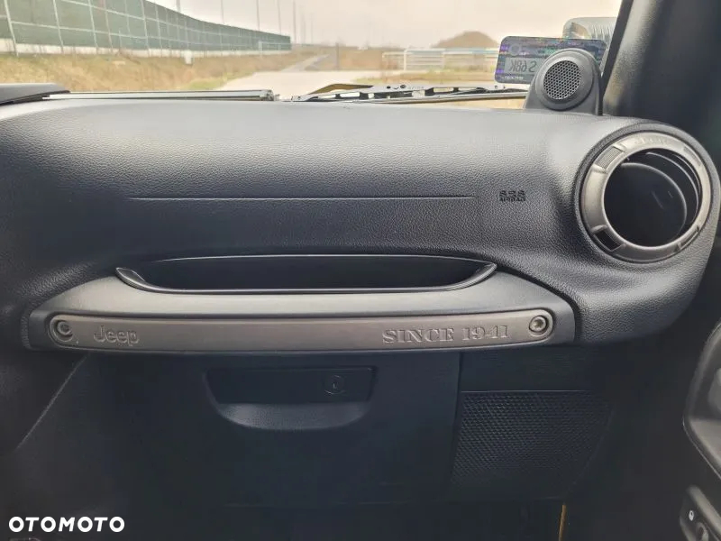 Jeep Wrangler Unlimited 3.8 Sahara - 20