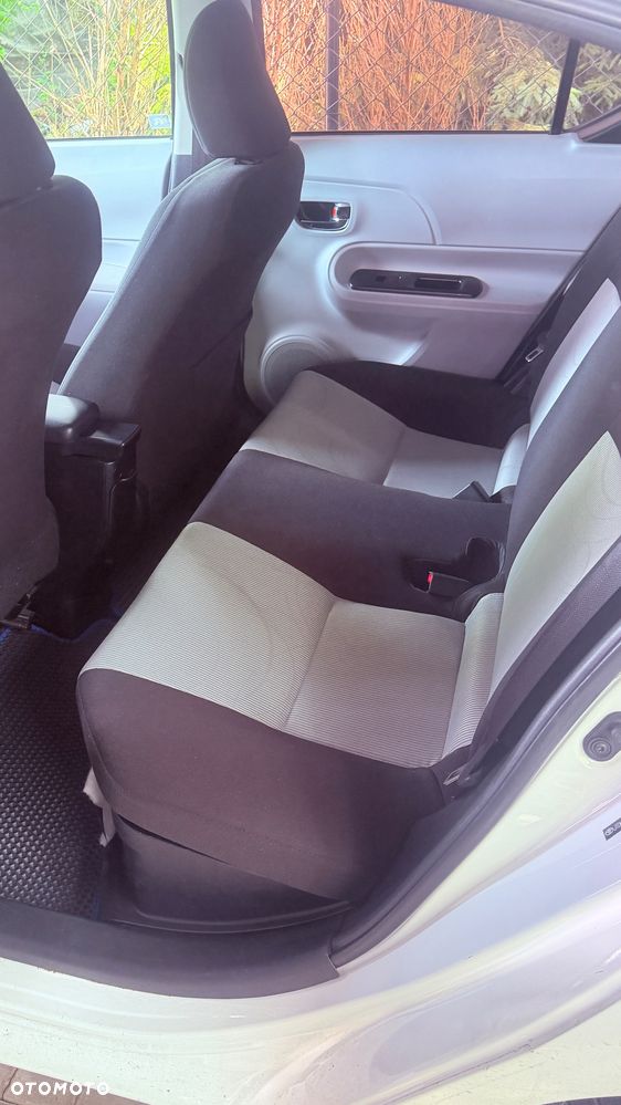 Toyota Prius (Hybrid) - 27