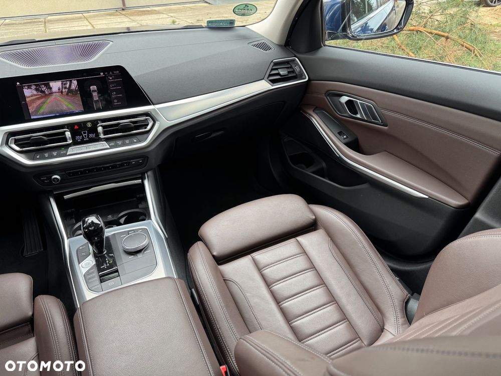 BMW Seria 3 320d xDrive Luxury Line sport - 29