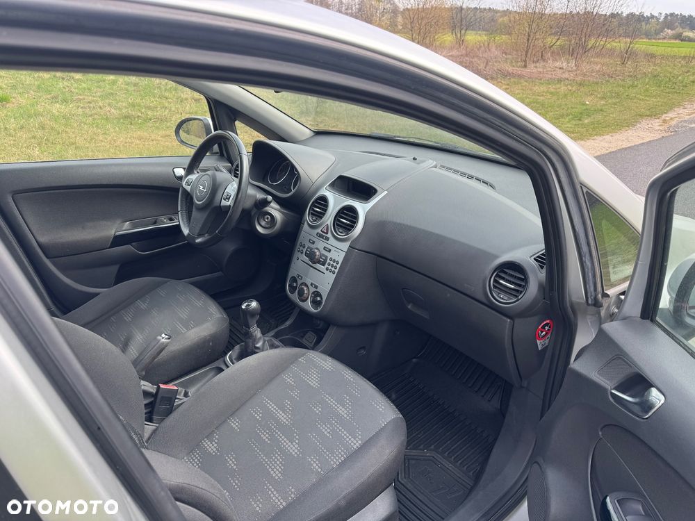 Opel Corsa 1.2 16V Essentia - 11