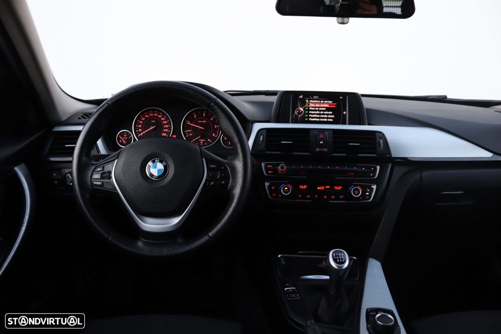 BMW 318 d Touring xDrive Line Sport - 32