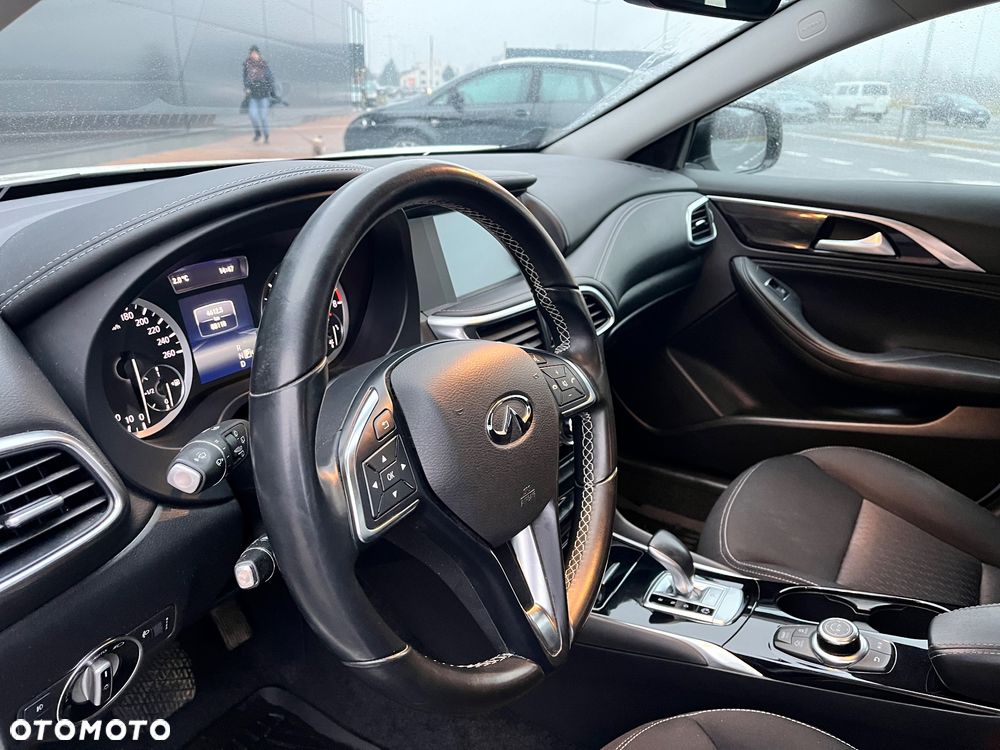 Infiniti Q30 1.6t Premium 7DCT - 8