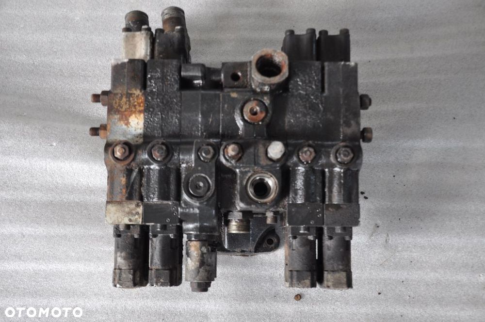 ROZDZIELACZ HYDRAULICZNY SEKCJA NEW HOLLAND T7040 NR 8732989822