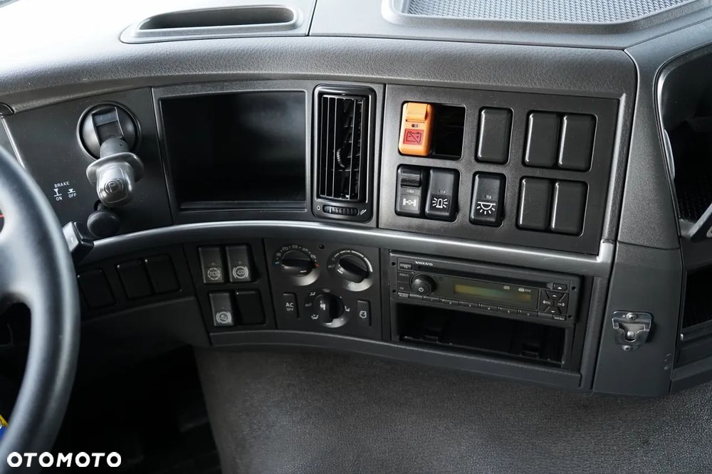 Volvo FM 380 / PEŁNY ADR  / KABINA DZIENNA / I-SHIFT / 13 LITROWY / - 29