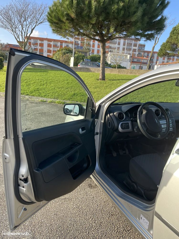 Ford Fiesta 1.25 Ghia - 15