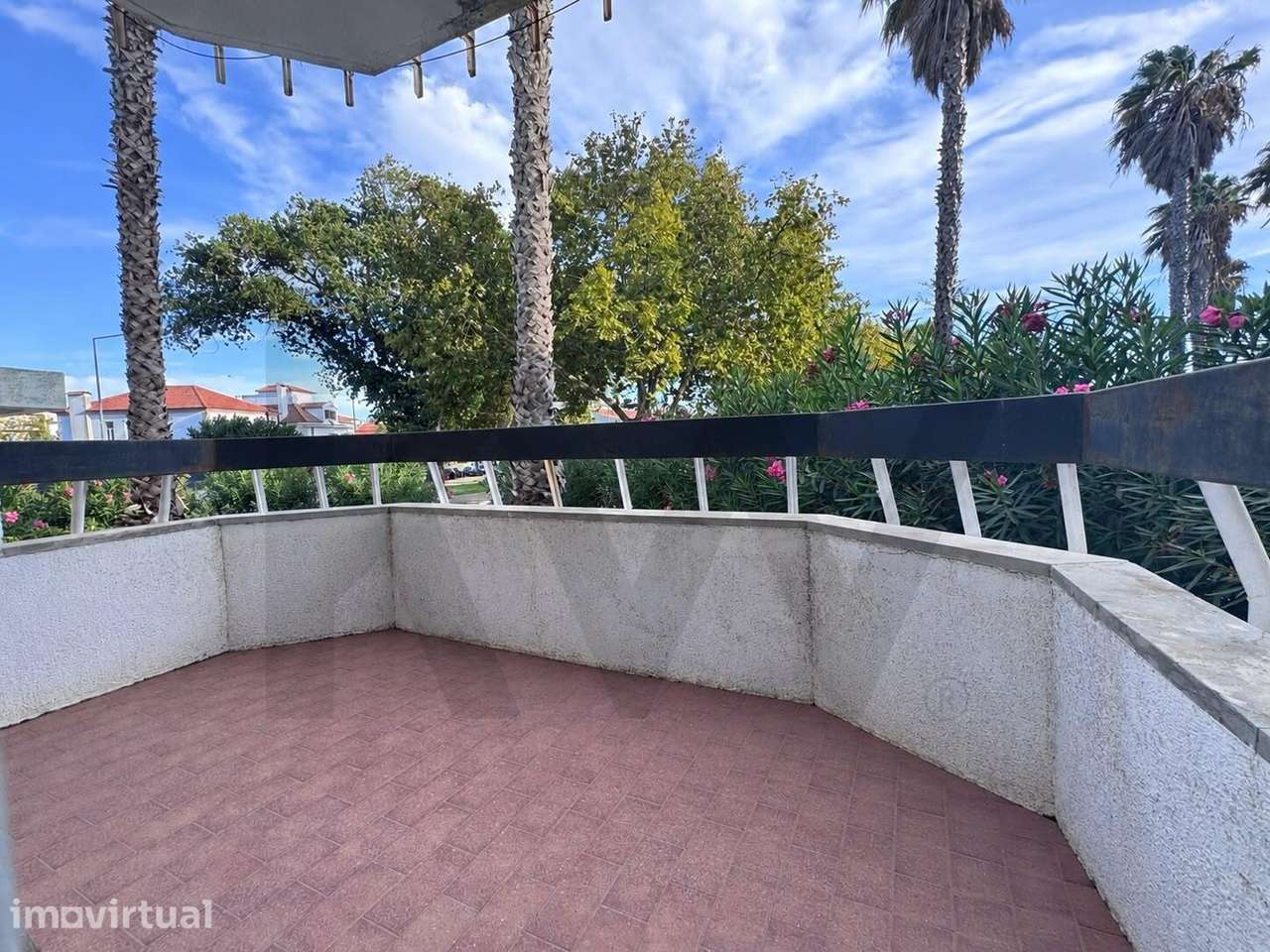 Apartamento T3 com Varanda e 2 casas de banho no Centro de Carcavelos - Grande imagem: 3/26