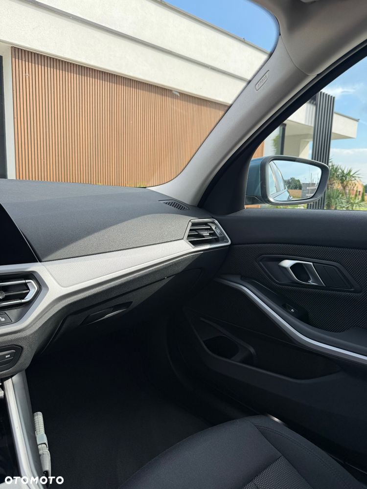 BMW Seria 3 318d - 26