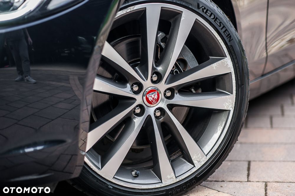 Jaguar XE 2.0 T Prestige - 11