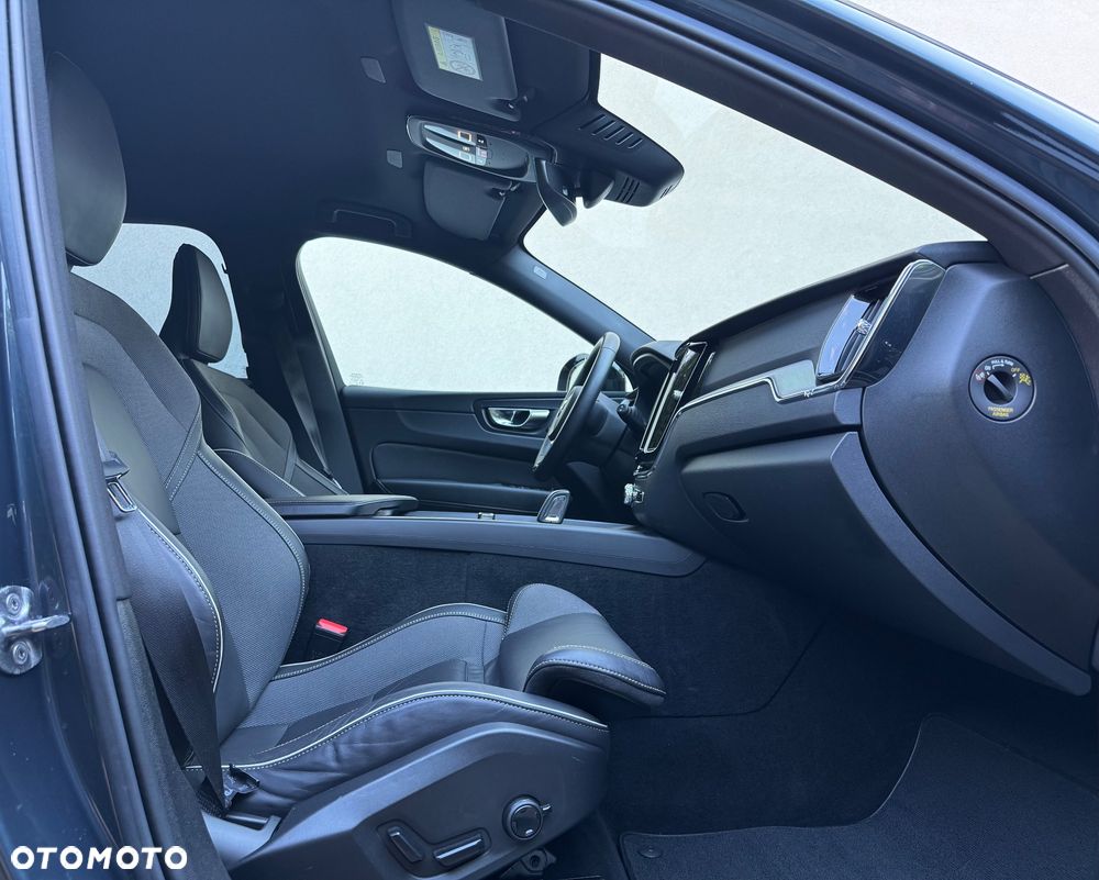 Volvo XC 60 B4 D AWD Plus Dark - 9