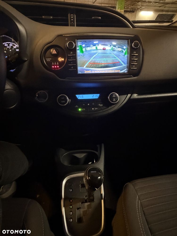 Toyota Yaris Hybrid 100 Premium - 22