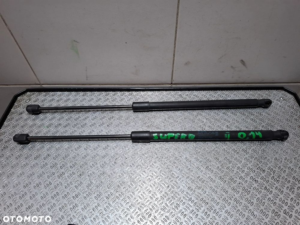 Siłowniki klapy bagażnika Skoda Superb II rok 2014 Hatchback nr 3T5827550A - 3