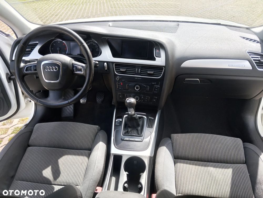 Audi A4 ver-avant-3-0-tdi-dpf-quattro-s-line-sportpaket-plus- - 32