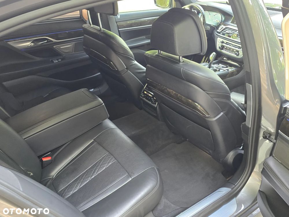 BMW Seria 7 750i xDrive - 11