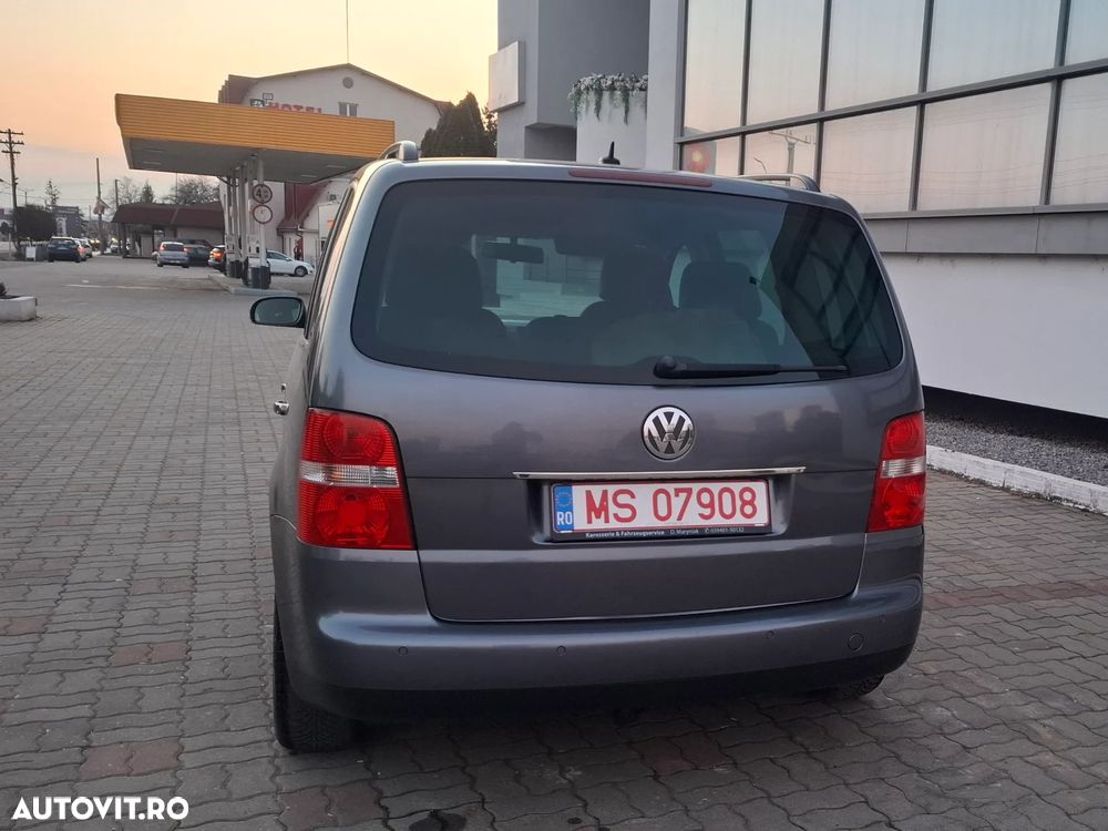Volkswagen Touran 2.0 TDI DSG Highline - 13