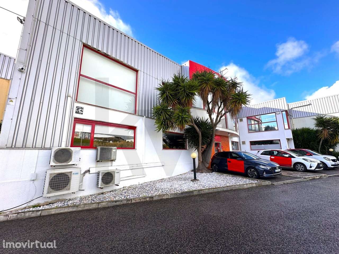 Edifício Comercial de Alto Padrão com 1850m2 de Escritórios e Armazém - Grande imagem: 2/44