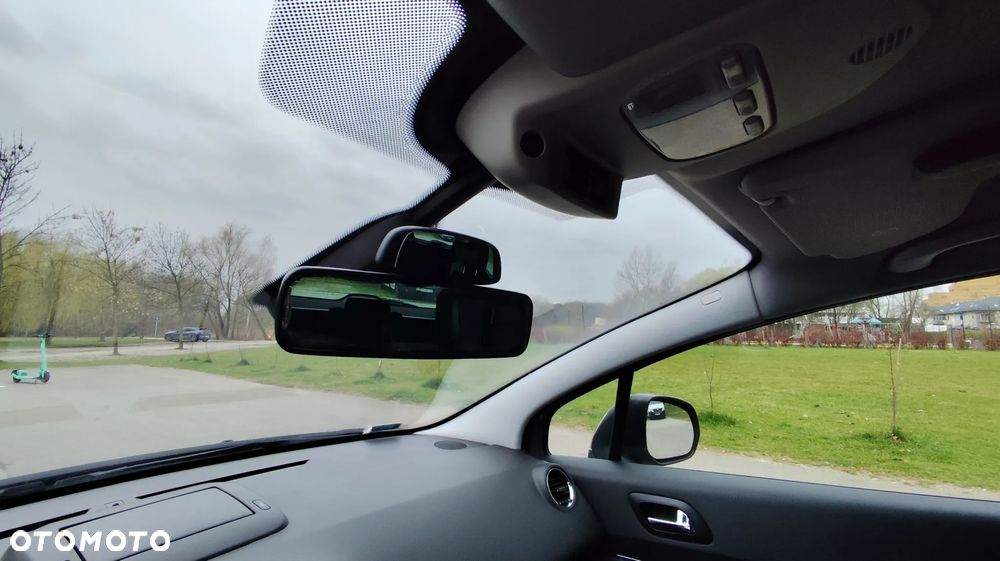 Peugeot 5008 1.6 THP Family - 23