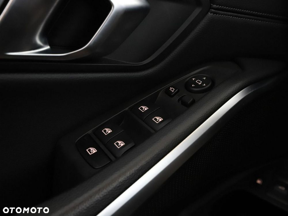 BMW Seria 3 330e PHEV - 38