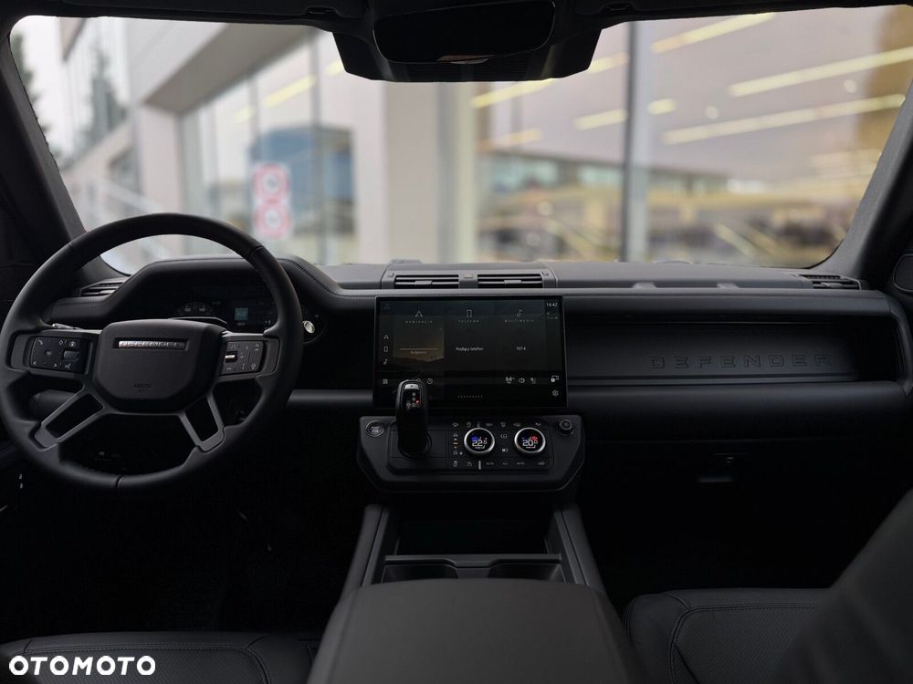Land Rover Defender - 25