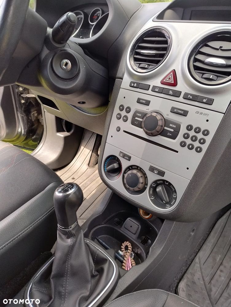 Opel Corsa 1.4 16V Cosmo - 18