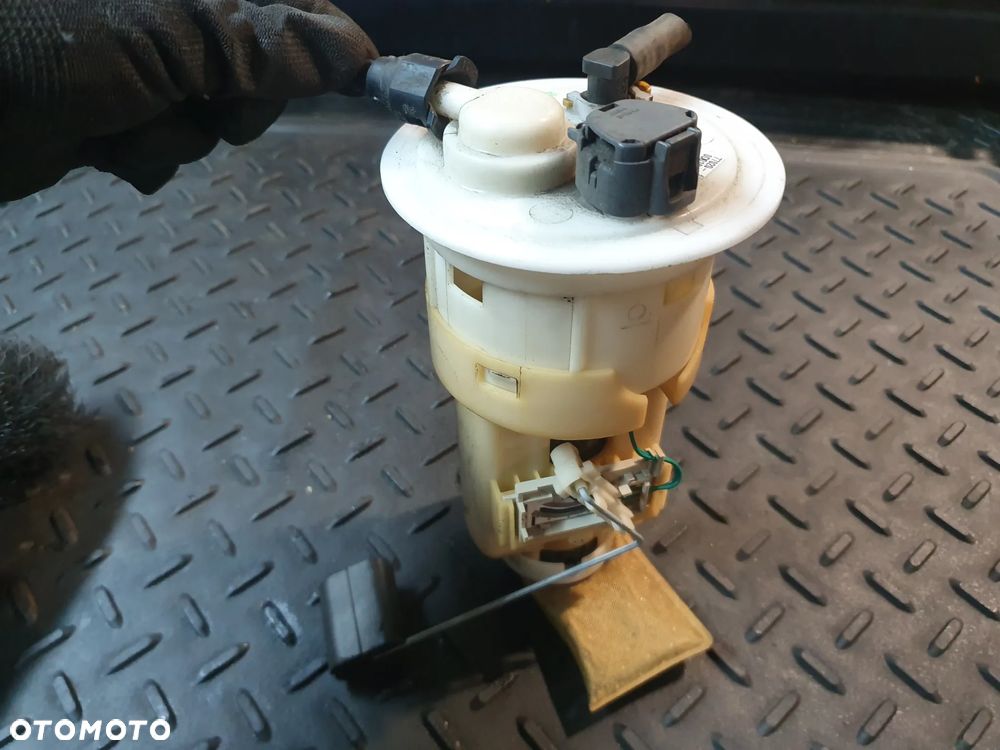 TOYOTA YARIS I 1.3 / 1.0 POMPA PALIWA 77020 0D010 A POSIADAM 2 SZT - 5