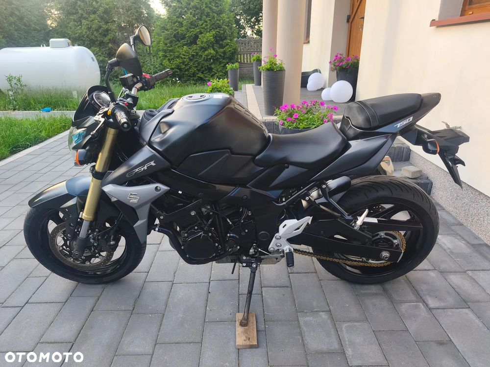 Suzuki GSR - 7