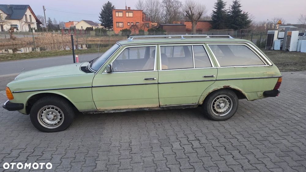 Mercedes-Benz W123 - 12