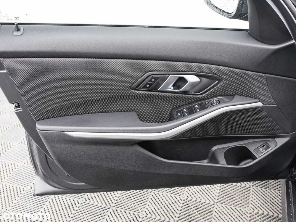 BMW Seria 3 318i - 10