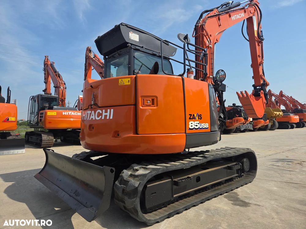 Hitachi ZX85, 8,65 tone, Ad sapare 5m, 2022, 2.427 ore, CUPLA RAPIDA HIDRAULICA+3 CUPE NOI, inst picon pe brate, latime 2,2m, senile cauciuc 90% ok, aer conditionat, computer, reviziile efectuate, ridica aprx 4 tone, leasing 4 ani, CA NOU-PROMOTIE 62.900 EUR - 1