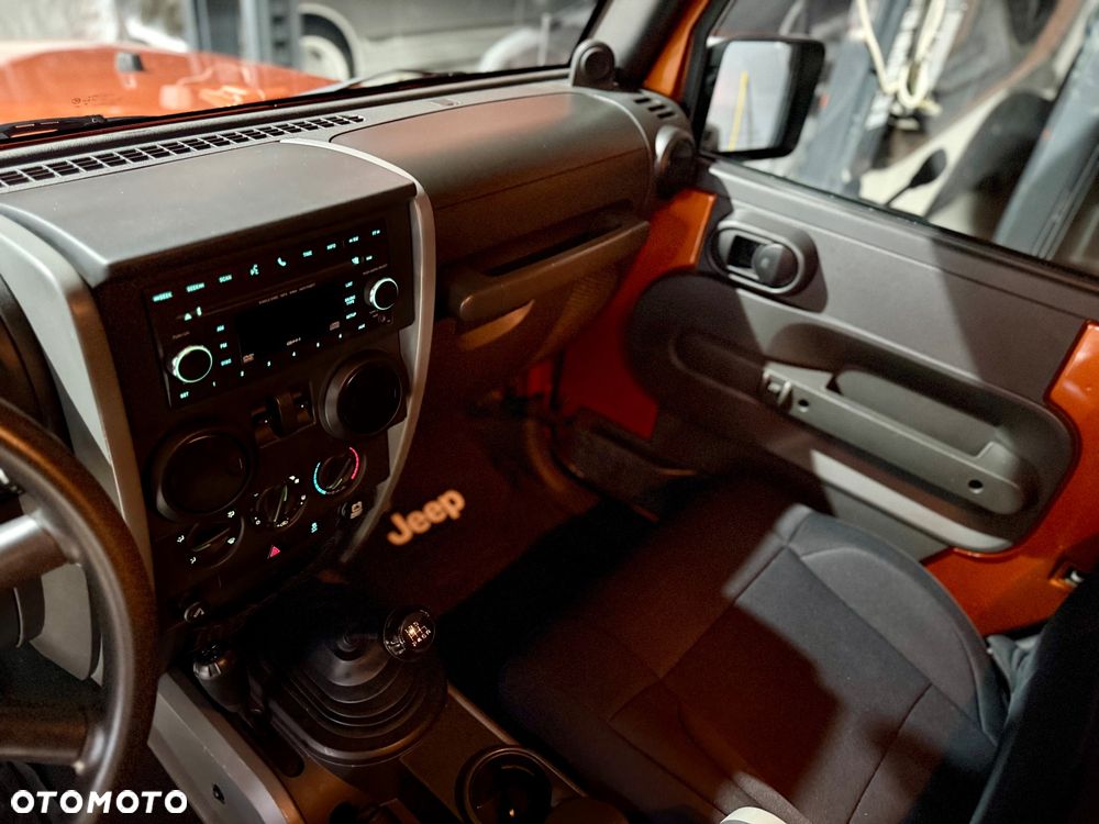 Jeep Wrangler 3.8 Sahara - 30