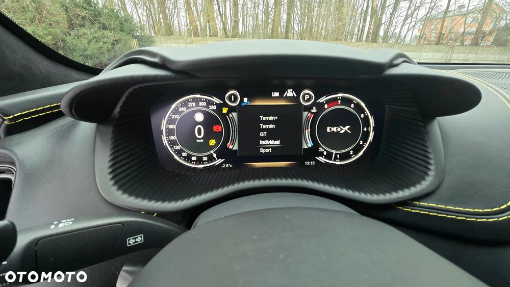Aston Martin DBX - 13
