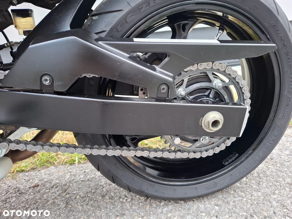 Suzuki GSR - 14